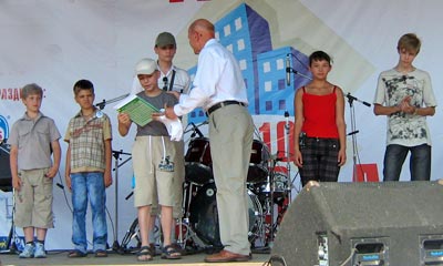 Писатель Александр Александрович Бологов награждает победителей акции
