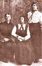 М.М.Твардовская (мать поэта) с сестрой Анной и братом Борисом. 1912 год.