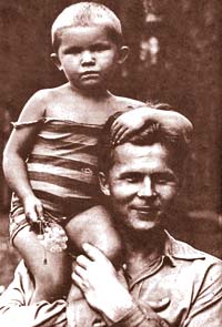 А.Т.Твардовский с дочерью. 1936 год.