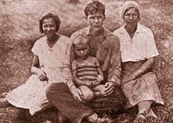 Твардовский с матерью, дочкой Валей и сестрой Марией в 1936 году