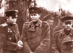 Твардовский в освобожденном Смоленске. 1943 год.